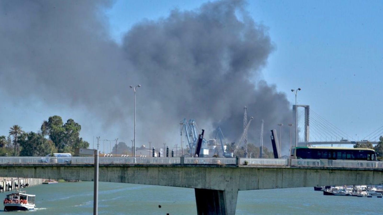 La columna de humo se ve desde diversos puntos de la ciudad.