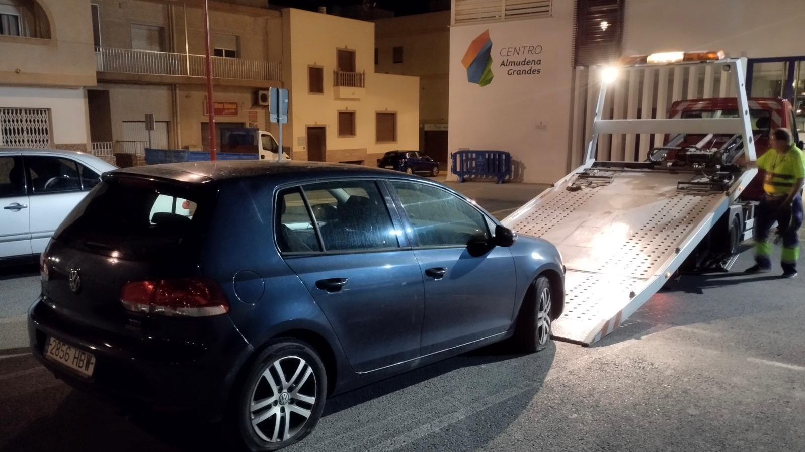 Las cuatro ruedas rajadas del coche de Salvador Hernández