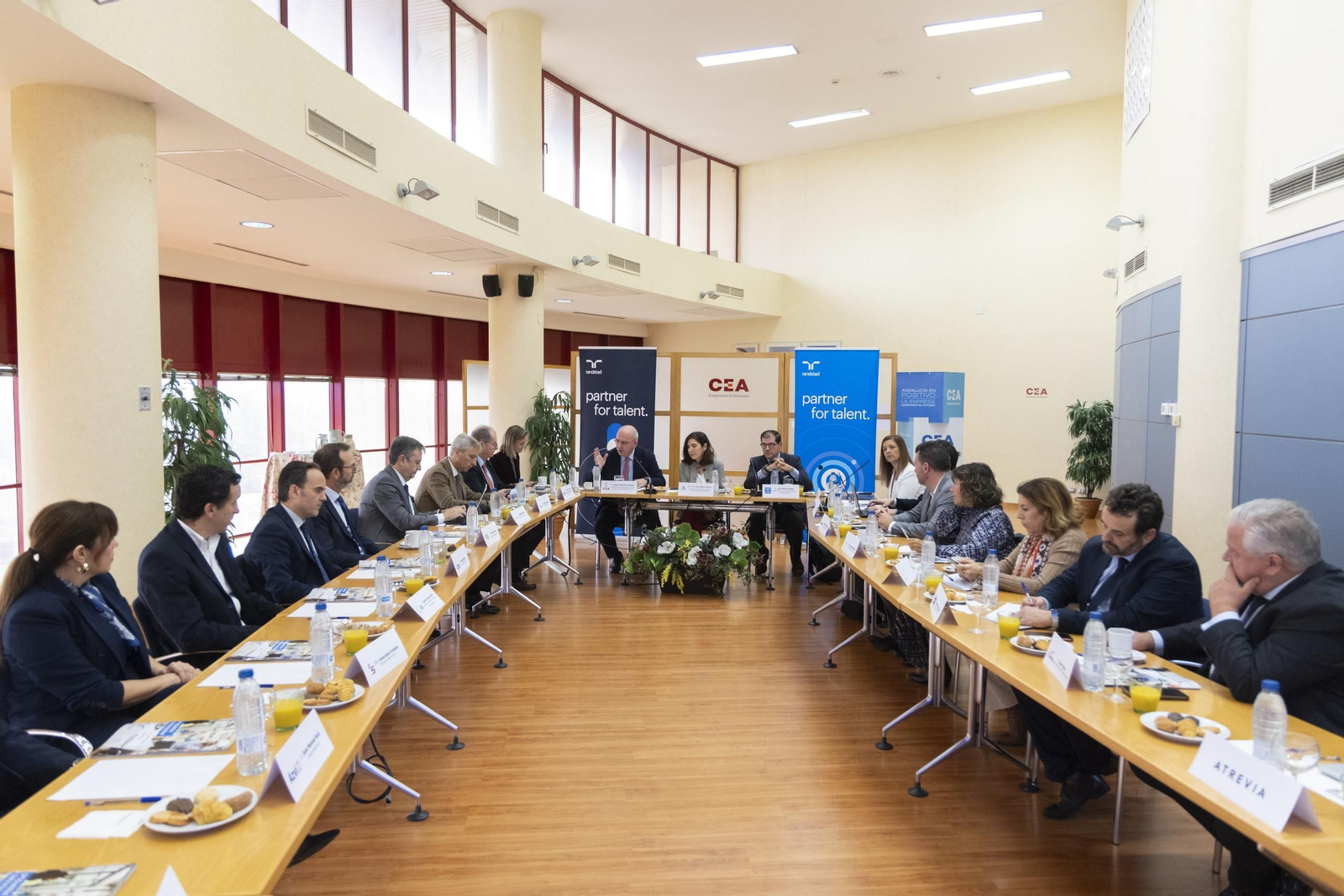 Reunión el pasado lunes entre representantes de Randstad, empresarios y la consejera de Empleo, Rocío Blanco