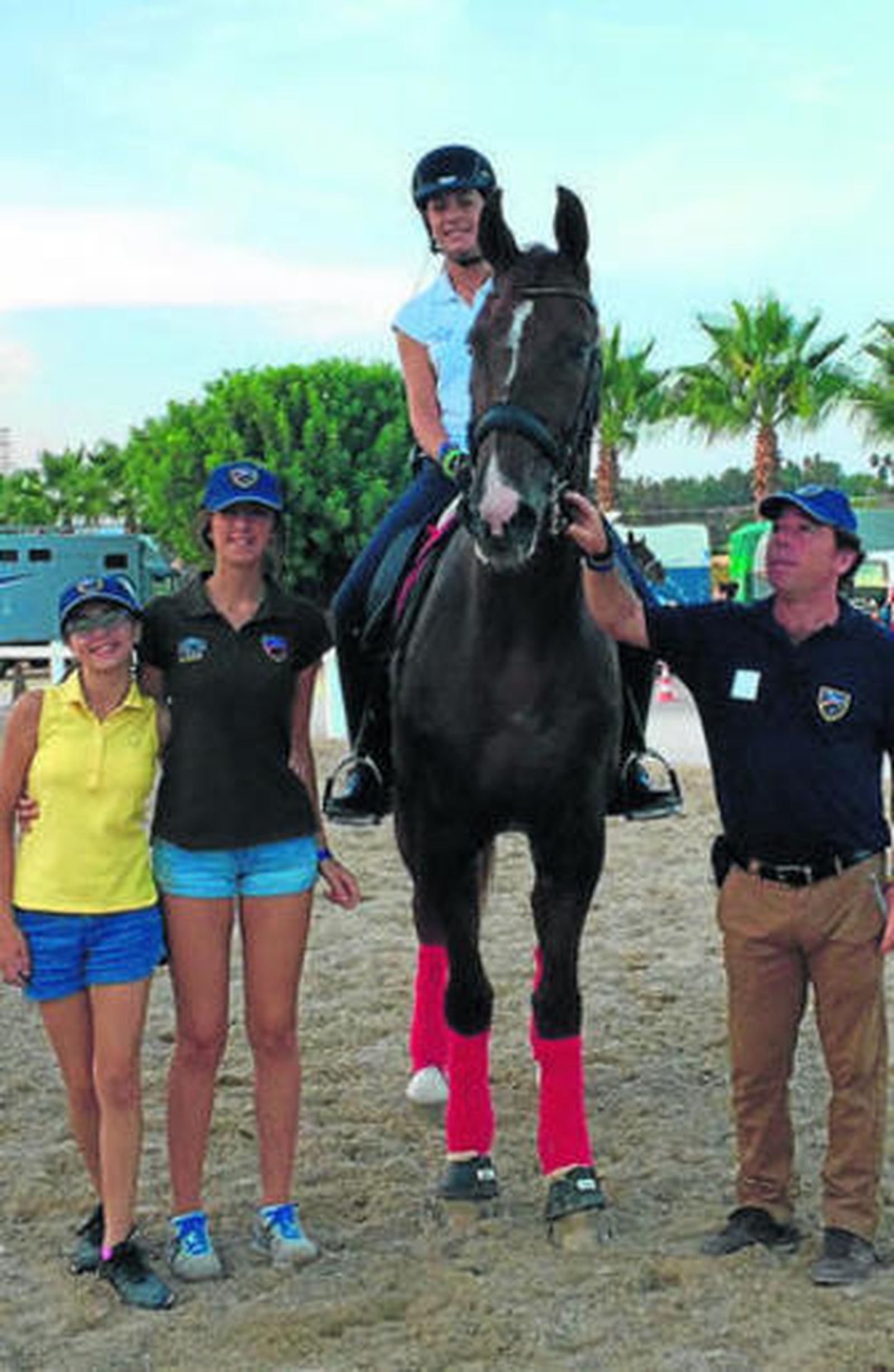 El equipo del Dressage Sotogrande, ayer ejercitándose en Valencia.