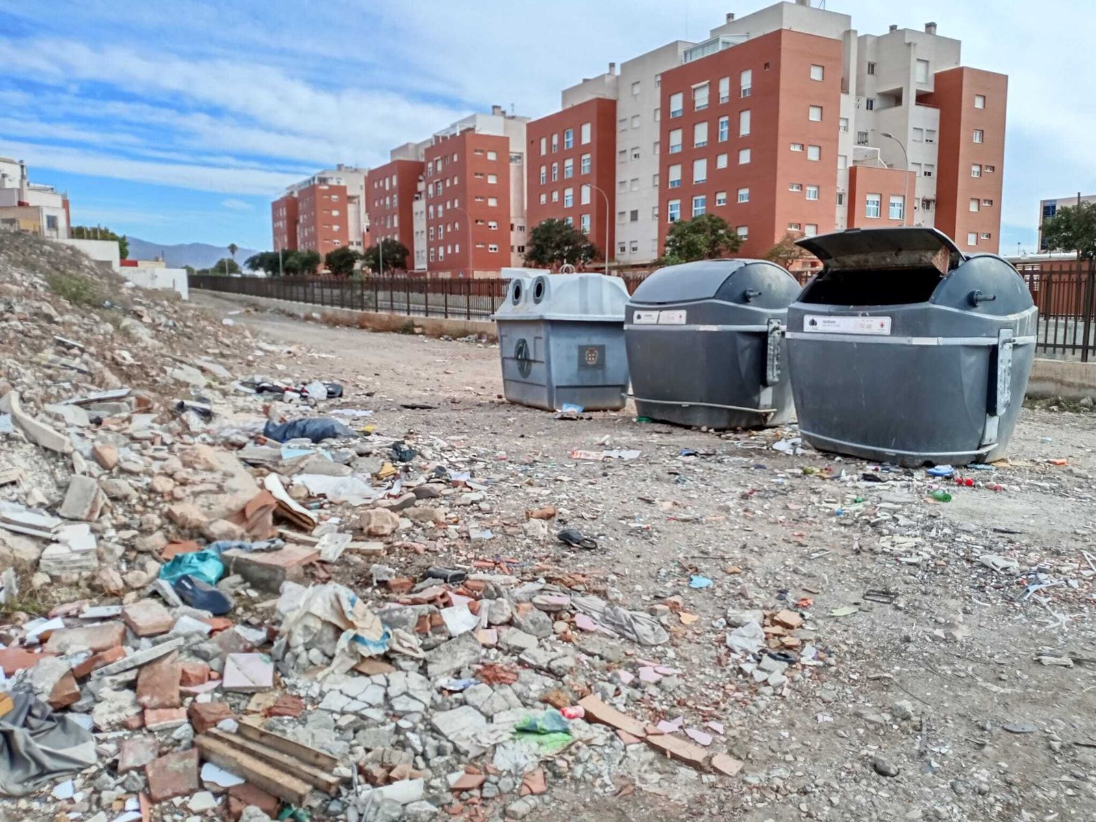 Contenedores y escombros en este solar de Los Molinos