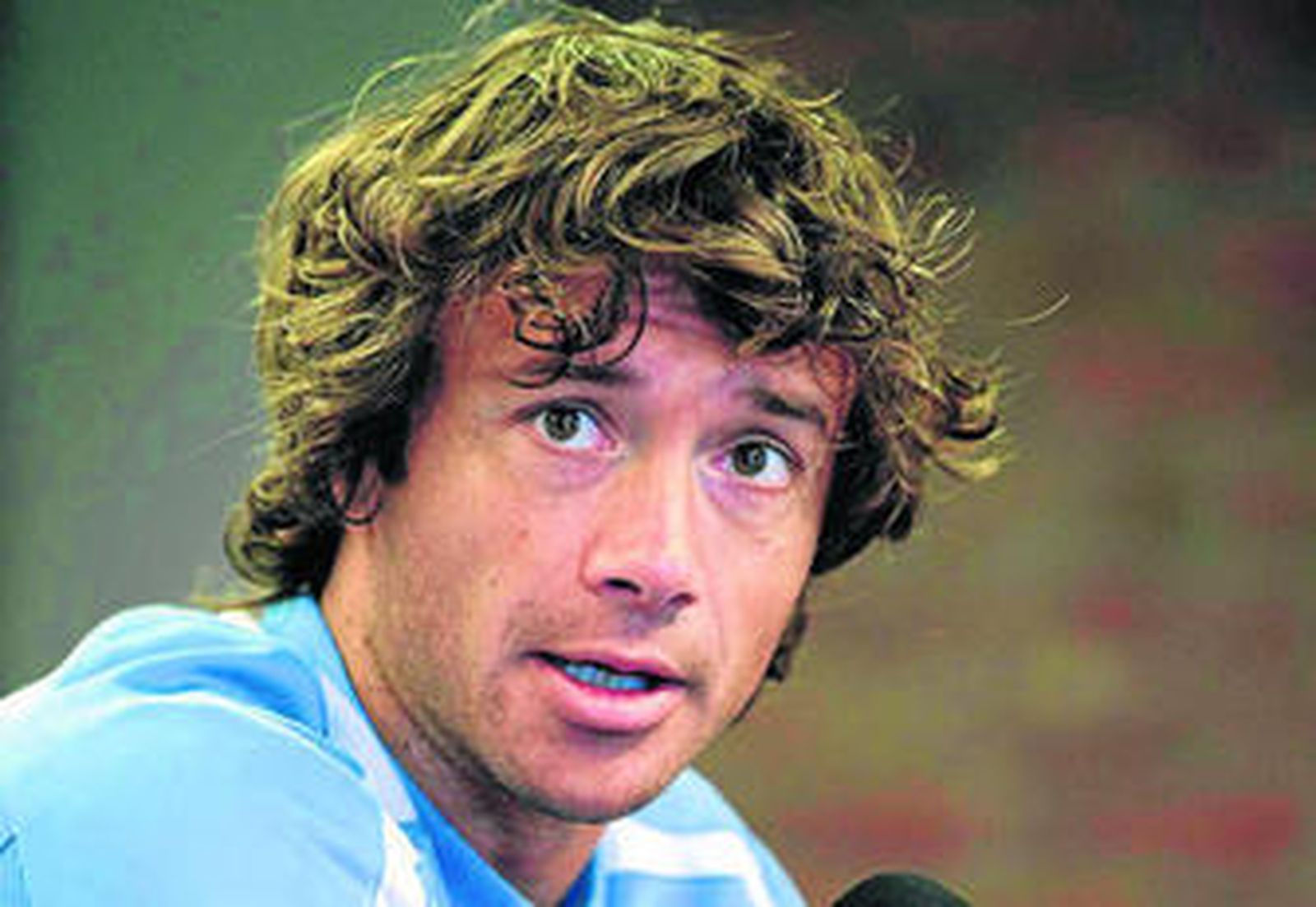 Diego Lugano, atendiendo a los medios en una concentración de la selección uruguaya.