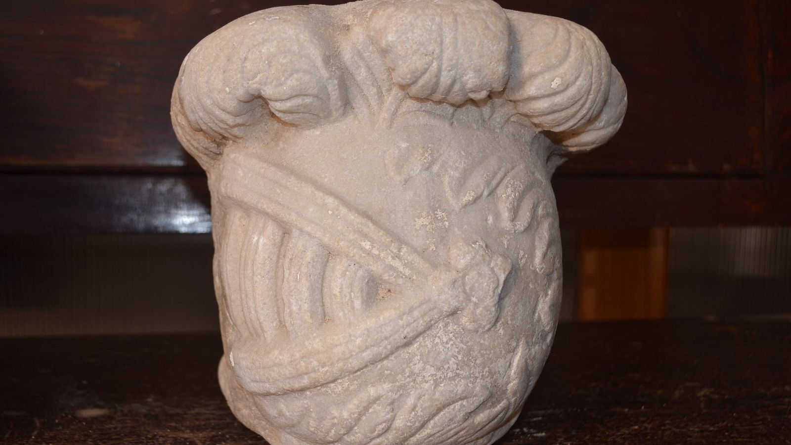 Detalle del yelmo de mármol.