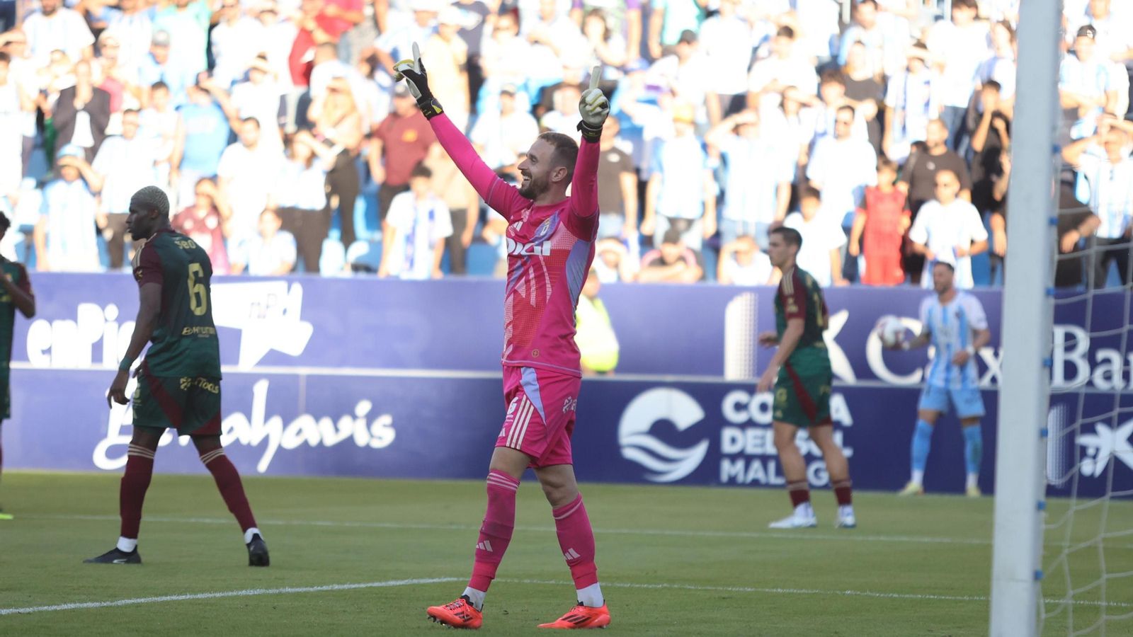 Aarón Escandell celebra el penalti parado