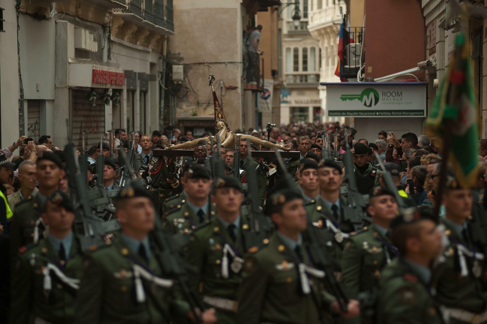 Fotos del desfile del traslado de Fusionadas en la Semana Santa de Málaga 2019.