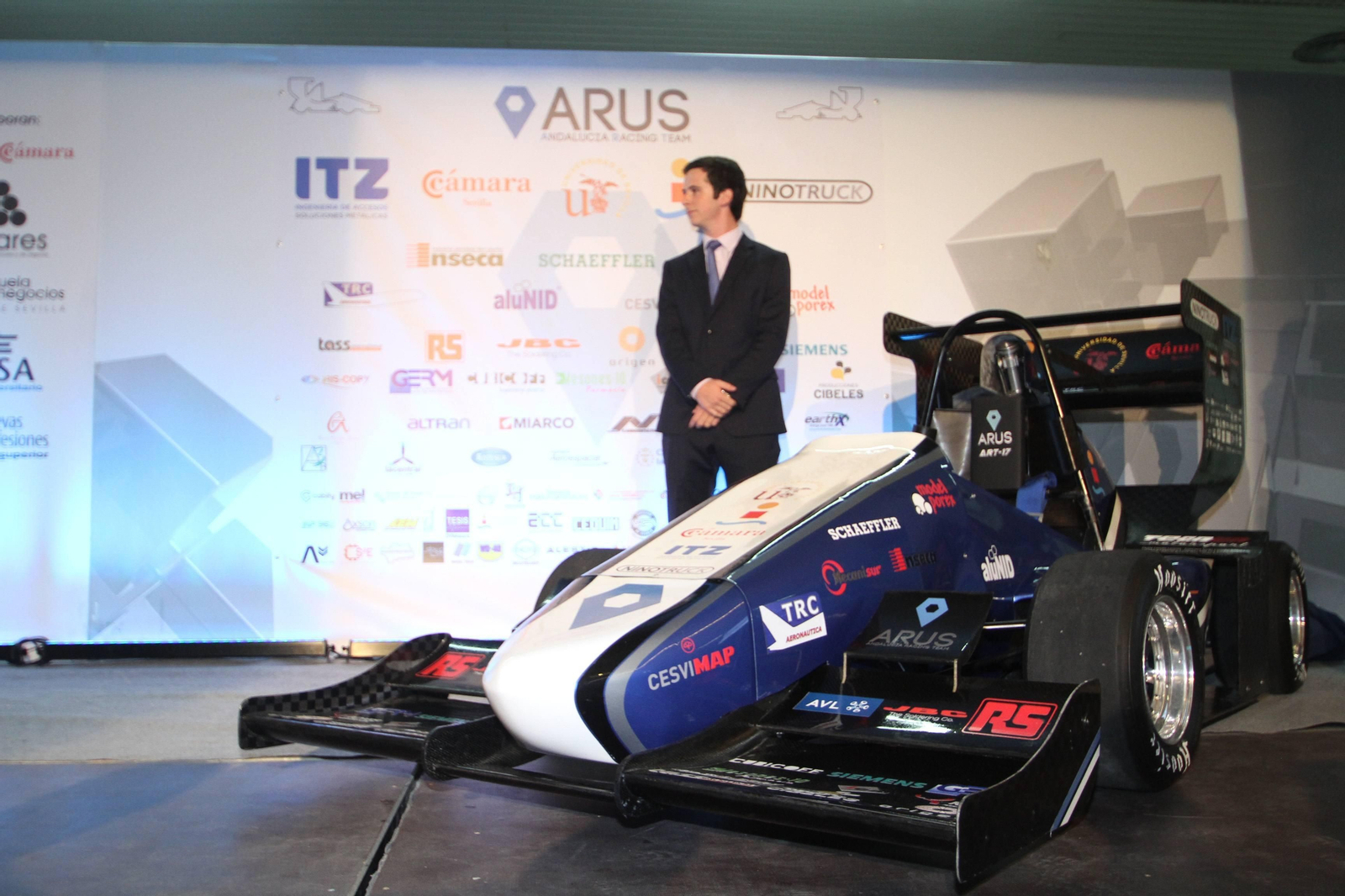 Fernando Osuna, ingeniero jefe del proyecto ARUS, presenta el nuevo monoplaza ART-17 en la Cámara de Comercio.