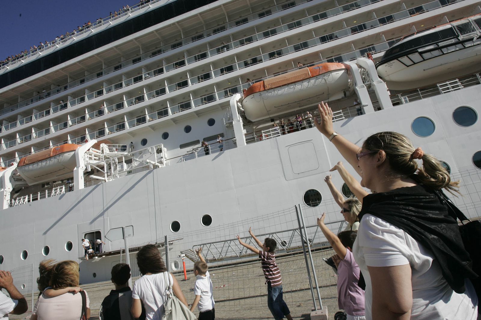 El 'MSC Orchestra' , en una imagen de archivo, durante una salida desde Cádiz en 2009