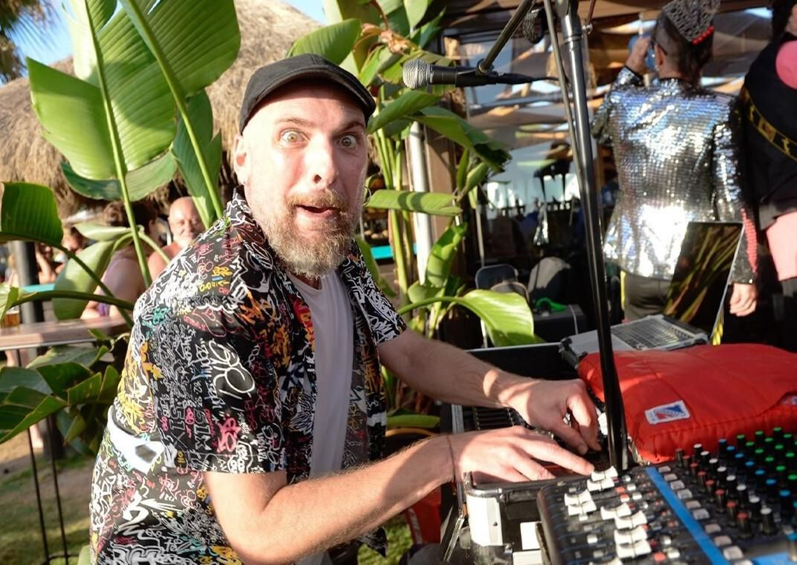 actuación en el chiringuito Ohana de Chipiona.