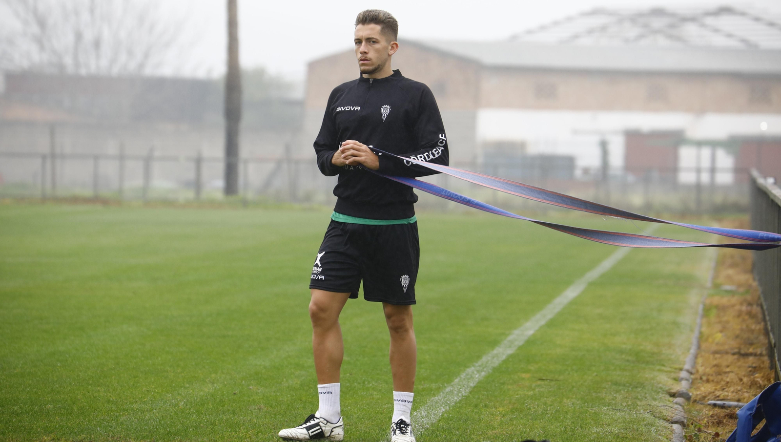 Isma Ruiz se ejercita al margen del grupo en la Ciudad Deportiva.