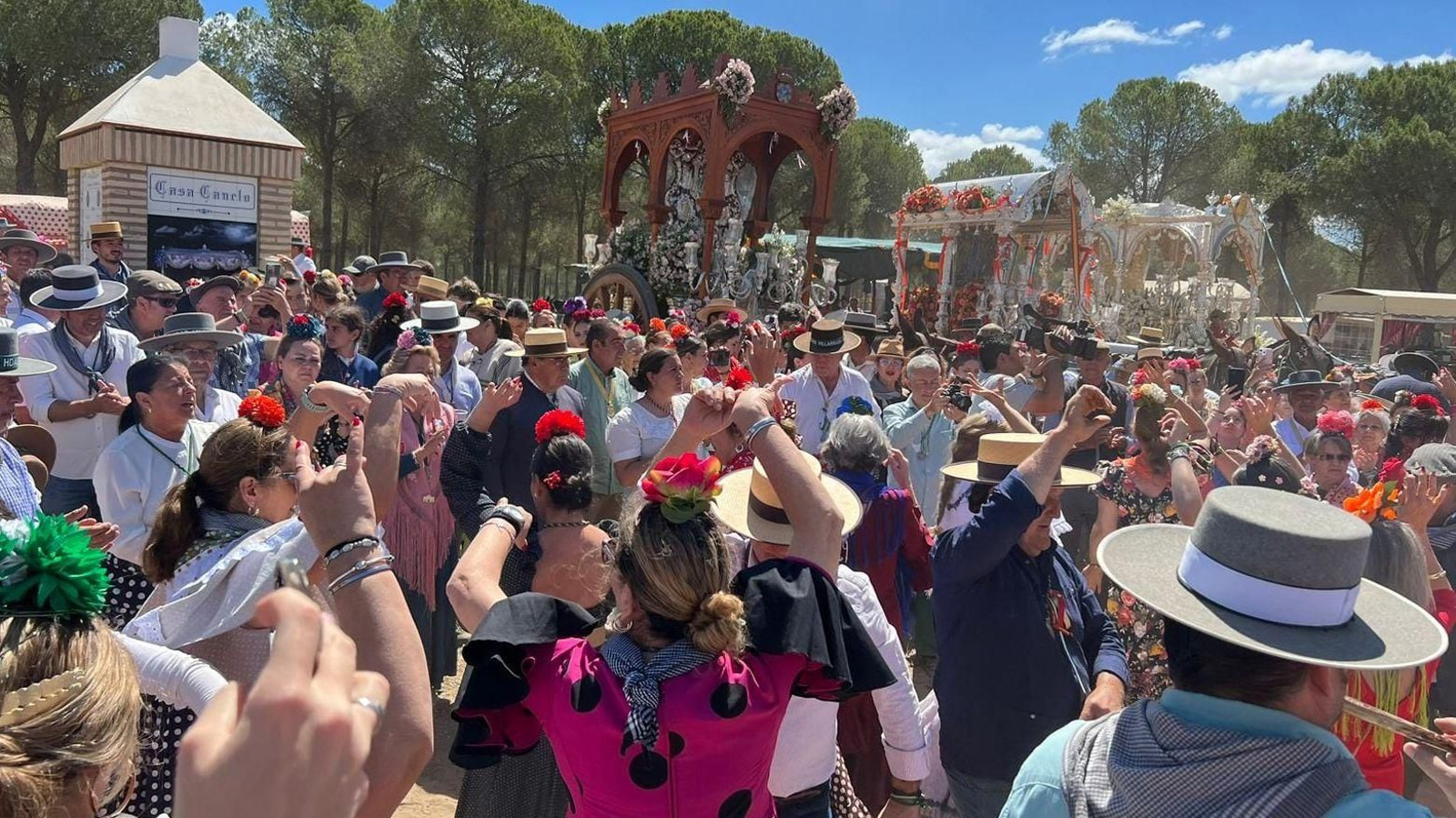 Rocieros bailando sevillanas