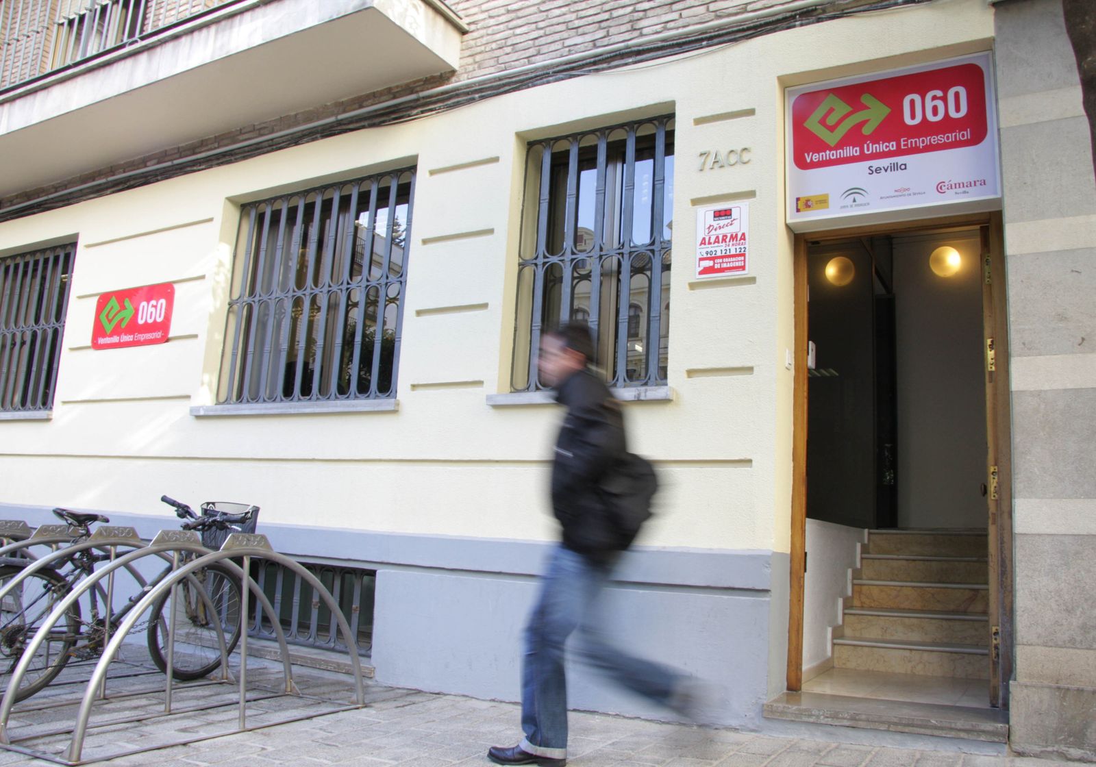 Un hombre pasa junto a la entrada de la ventanilla única empresarial.