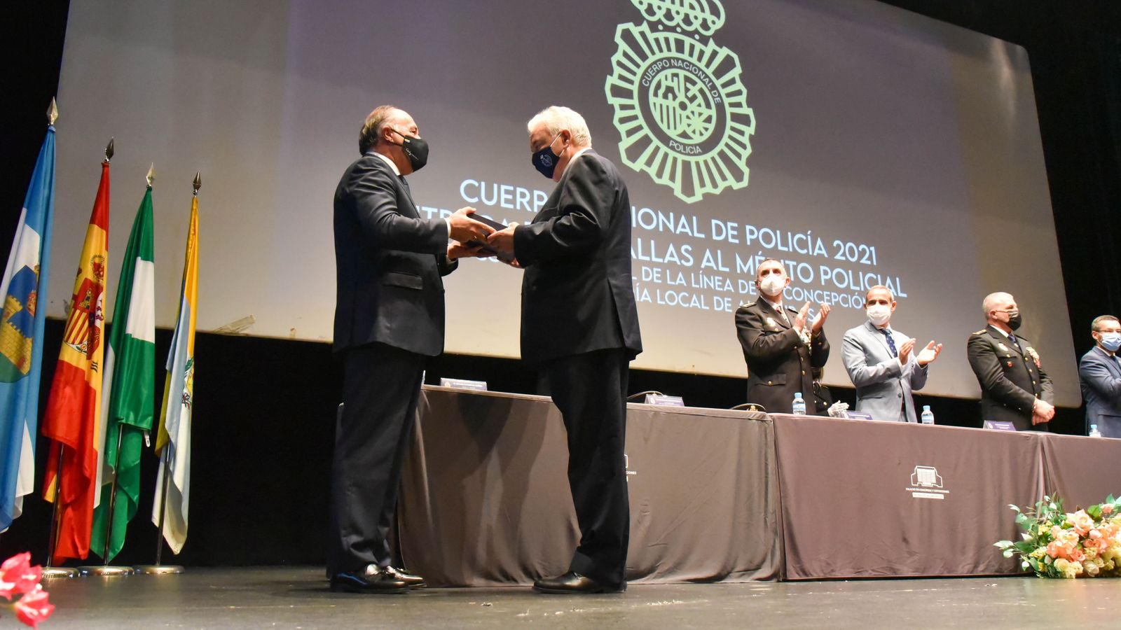 Las fotos de la entrega de medallas por el Dia de la Policía Nacional