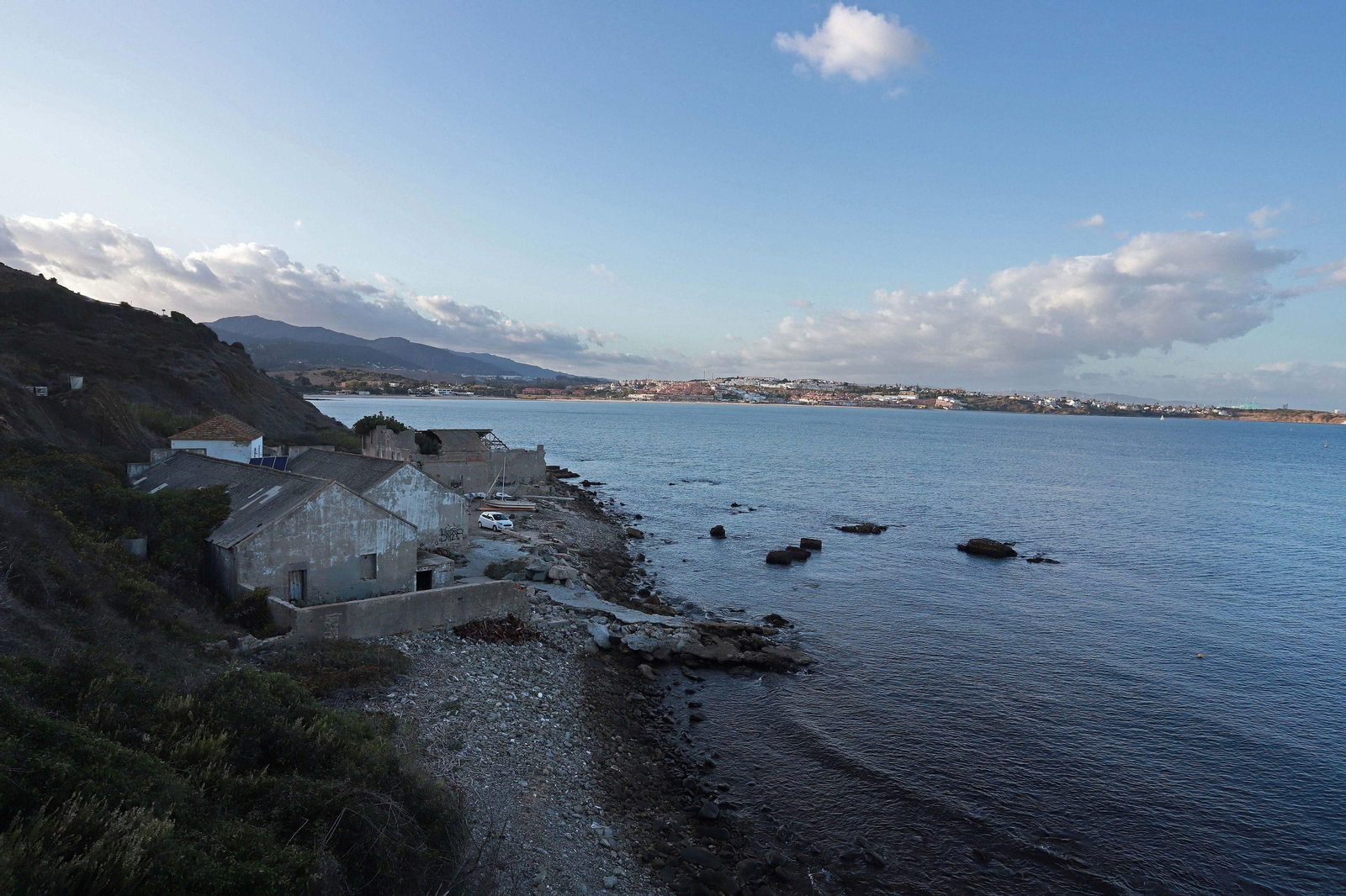 La antigua ballenera, en la ensenada de Getares, donde se produjo el alijo en 2019.