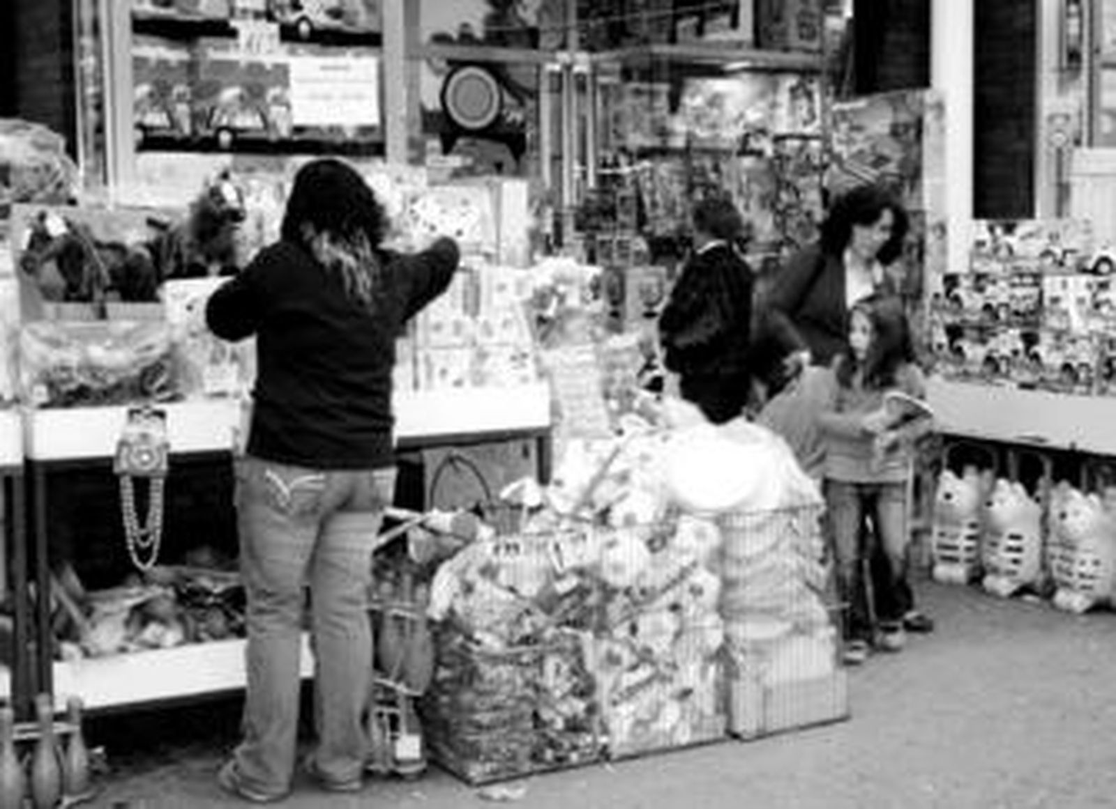 Los juguetes son los productos reyes de estos días y están dirigidos al segmento de población más vulnerable.