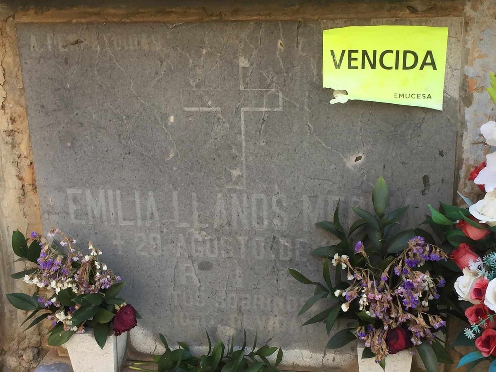 Tumba de Emilia Llanos en el cementerio de San José.