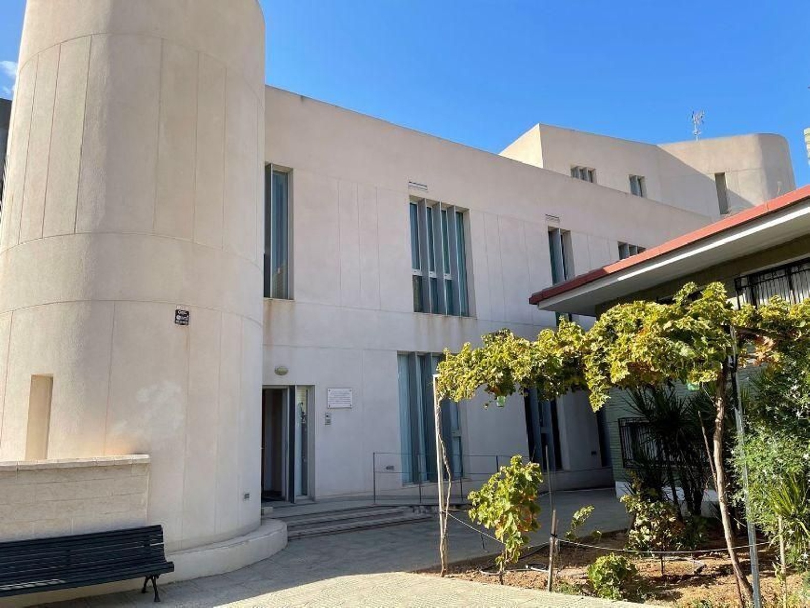 Edificio de oficinas junto a los Juzgados de Almería capital en venta