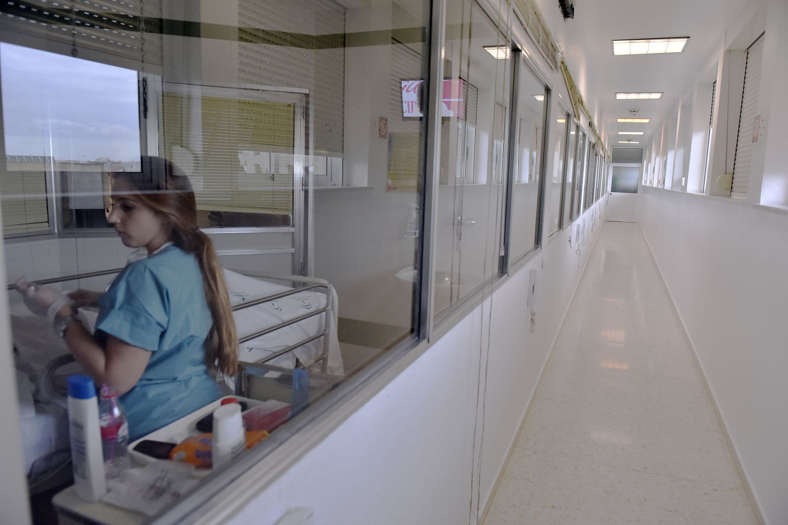 Una enfermera en una de las habitaciones aisladas de la Unidad de Grandes Quemados.