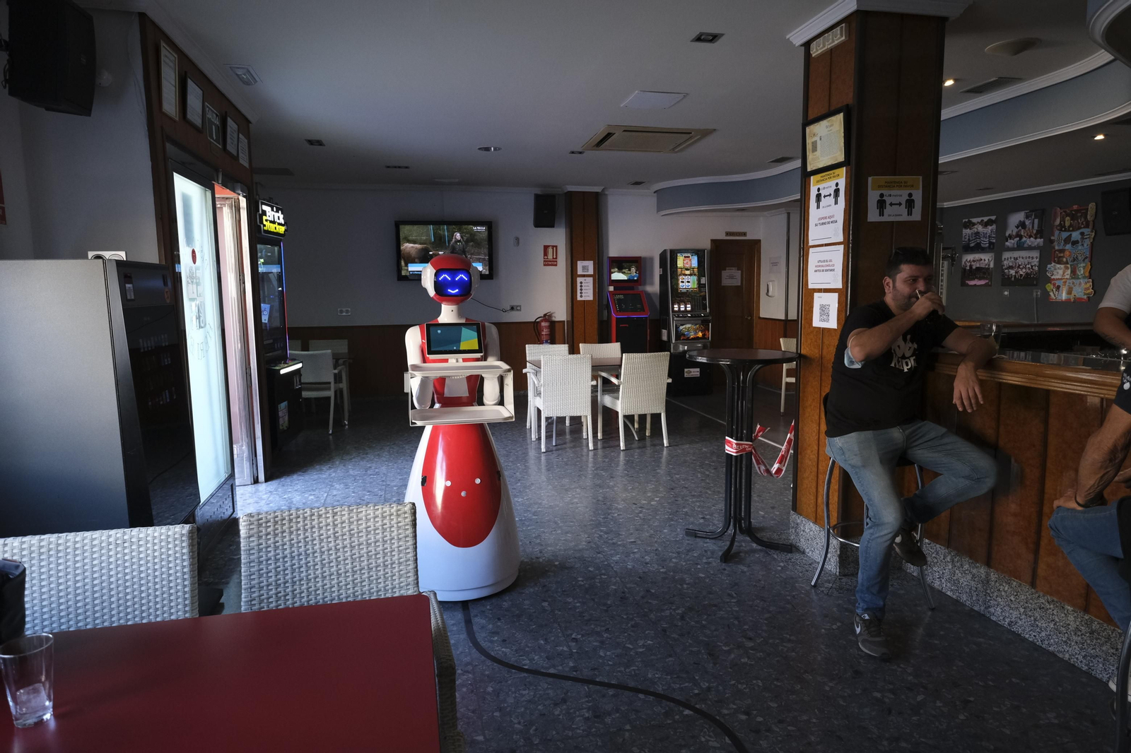 Fotogalería de Herbelita, la robot camarera de El Alquián.