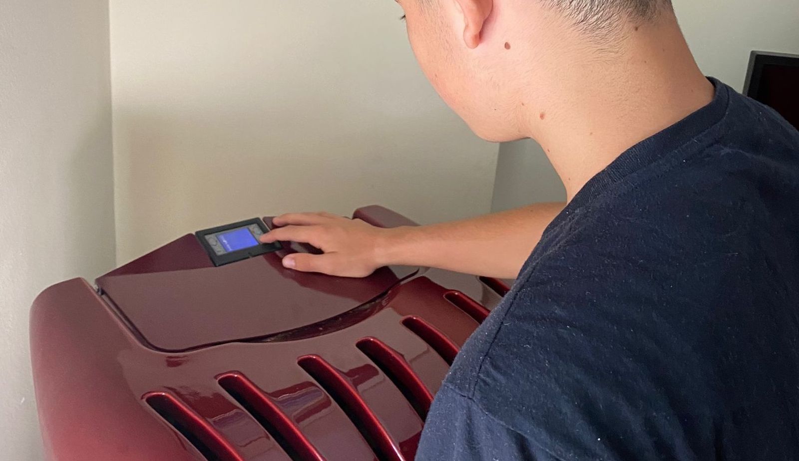 Un joven prepara la caldera de pellet.