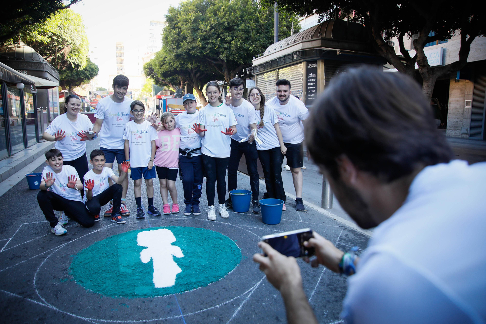 Así es la alfombra de serrín de 60 metros en el Paseo de Almería, en imágenes.