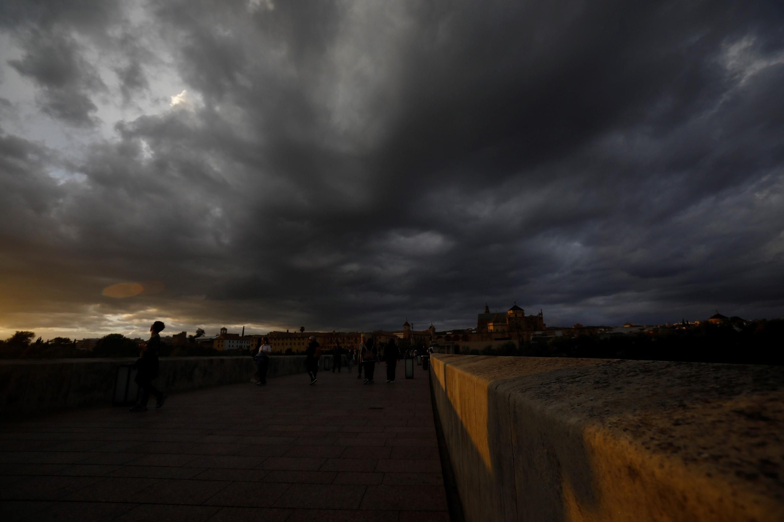 Una nubosa tarde de otoño en Córdoba, en imágenes