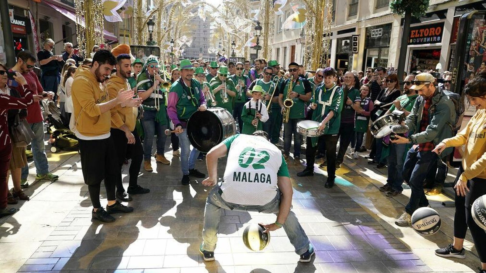 La afición del Unicaja avanza por Calle Larios