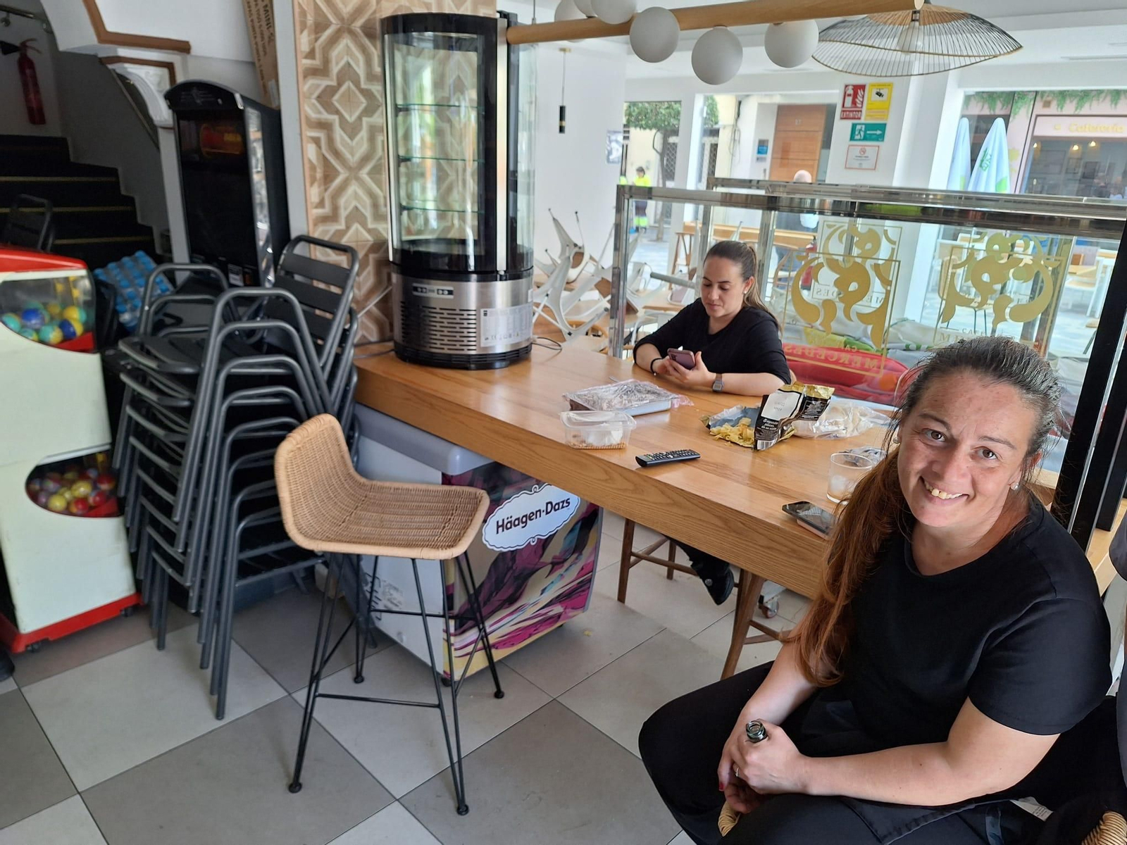 Eli, camarera del bar Mercedes, junto a una de sus compañeras.