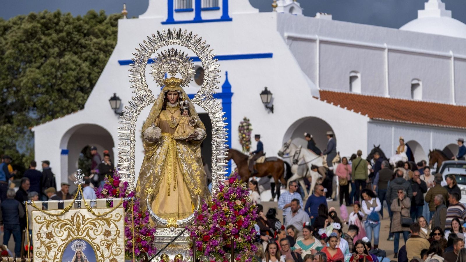 La virgen de Piedras Albas procesionando en El Almendro.
