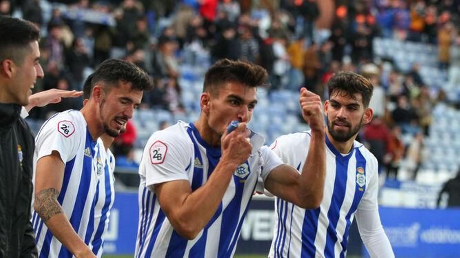 Diego Jiménez besa el escudo del Recre durante la celebración de un gol.