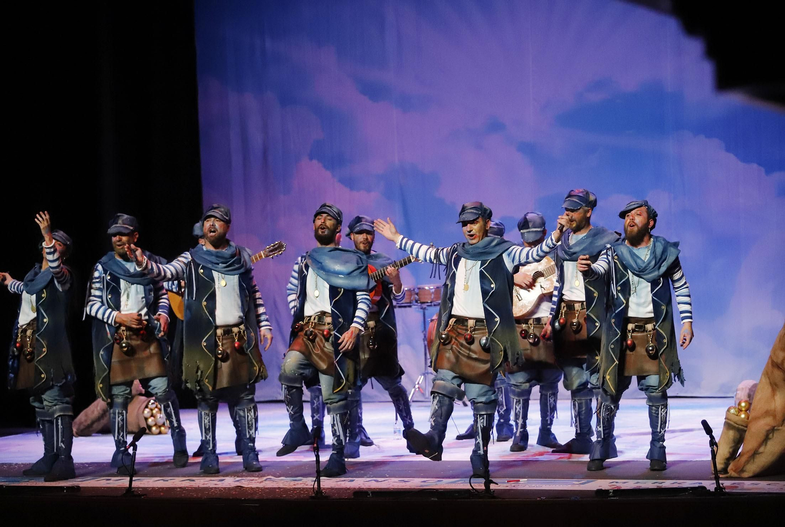 Imágenes de la actuación de la comparsa de Alcalá de Guadaíra Padre Nuestro en el Carnaval Colombino