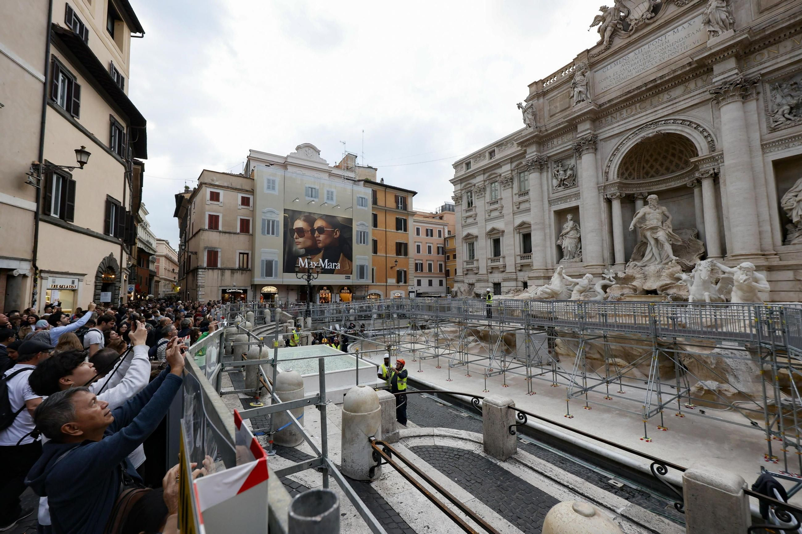 La Fontana de Trevi ya se puede observar de cerca gracias a una polémica pasarela