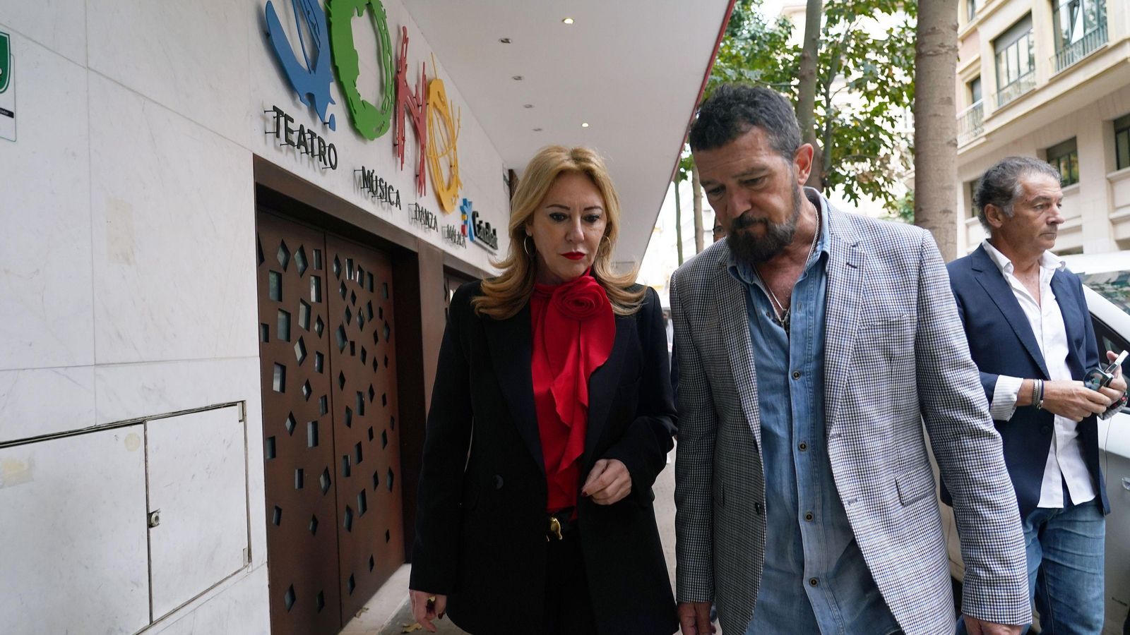 Antonio Banderas, junto a Carolina España, al lado del Teatro del Soho Caixabank. Antonio Banderas, junto a Carolina España, al lado del Teatro del Soho Caixabank.