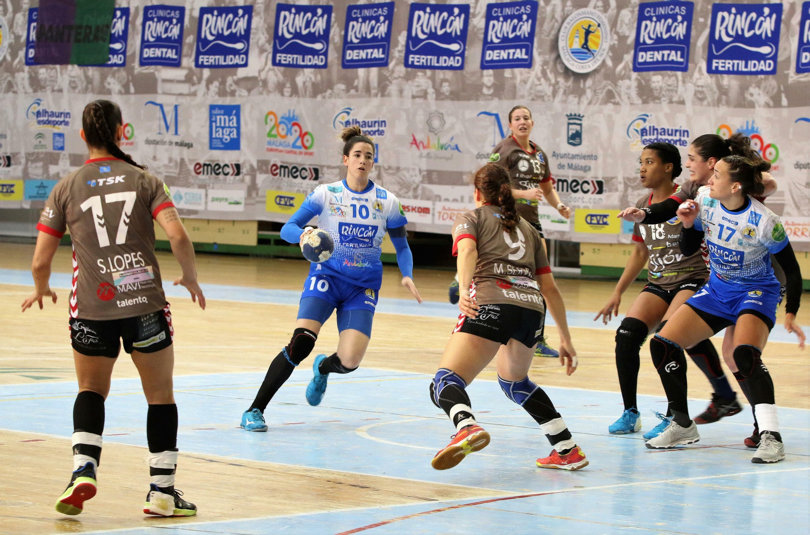 Emma Boada encara a la defensa del Liberbank Gijón.