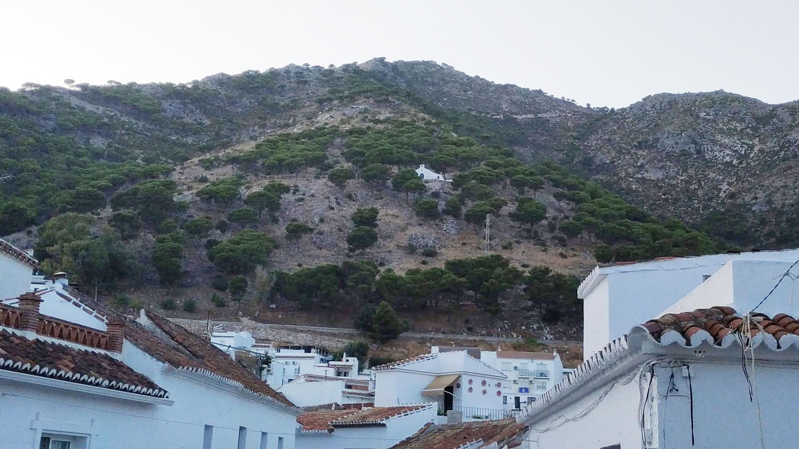La ermita del Calvario vigila la espiritualidad del pueblo desde el monte. La ermita del Calvario vigila la espiritualidad del pueblo desde el monte.