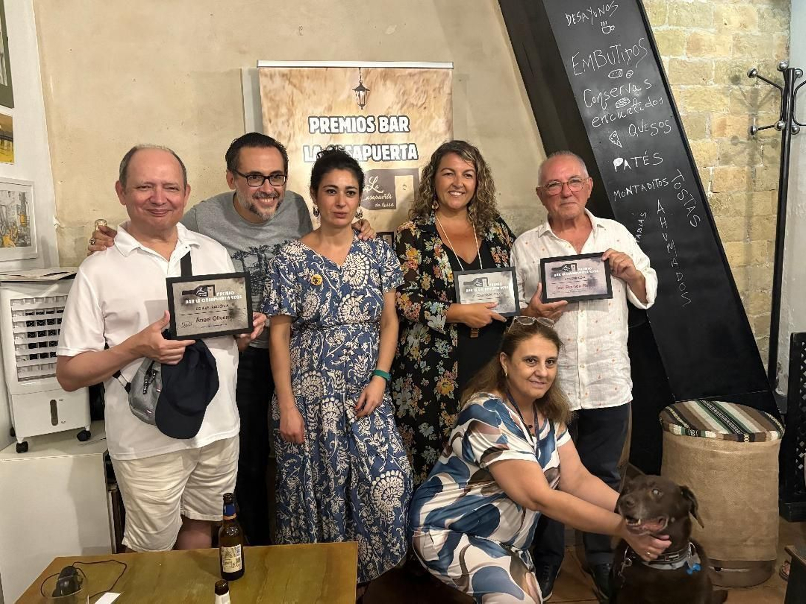 Ángel Olivera, José Manuel Serrano Cueto, Luisa Barrios, Pilar Tubío, José Ramón Ripoll, María Eloisa de los Reyes y el premiado Sultán.