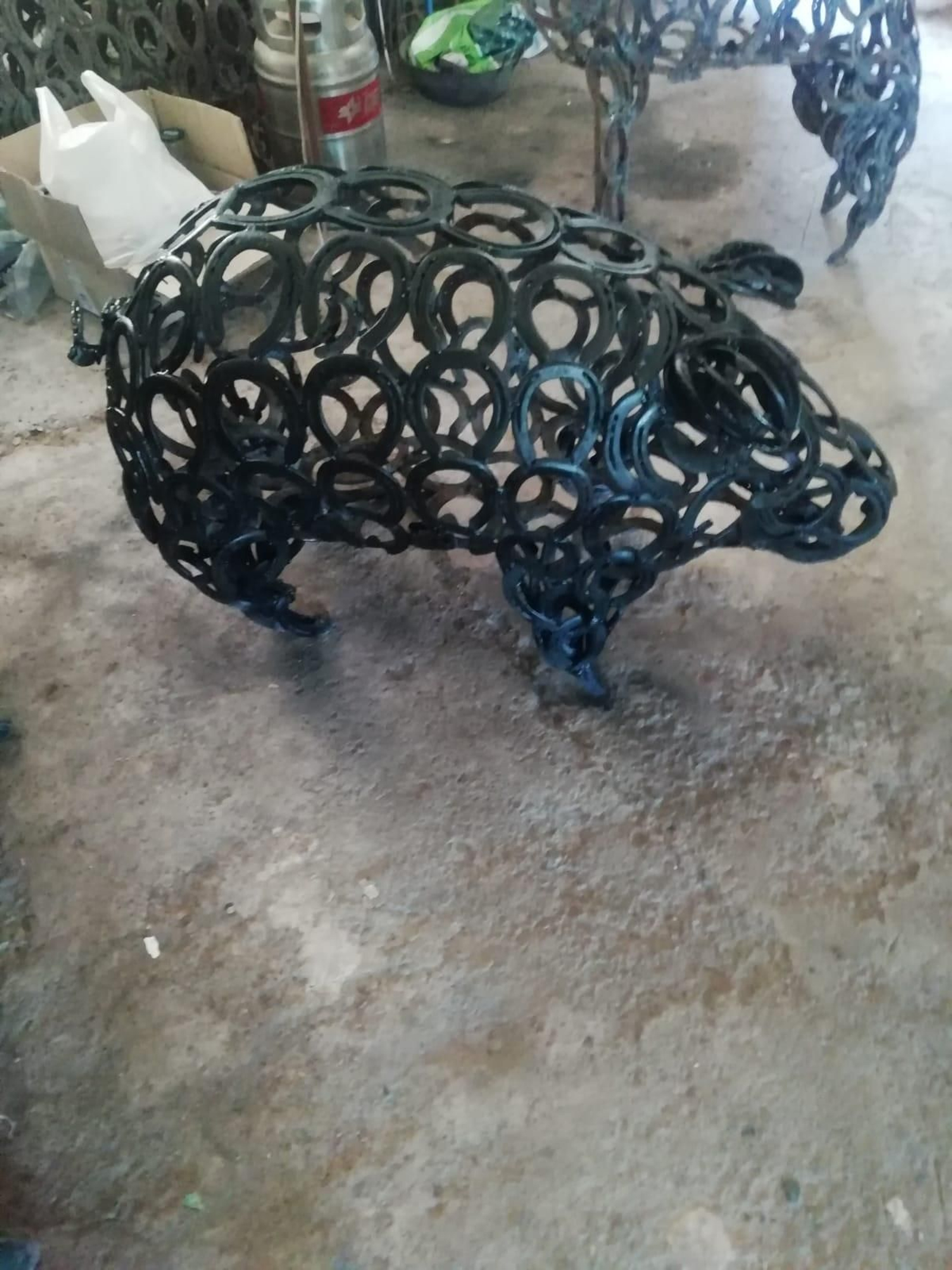 El artista de Aracena que convierte herraduras en obras de arte únicas: Ha creado más de 300 figuras de hierro