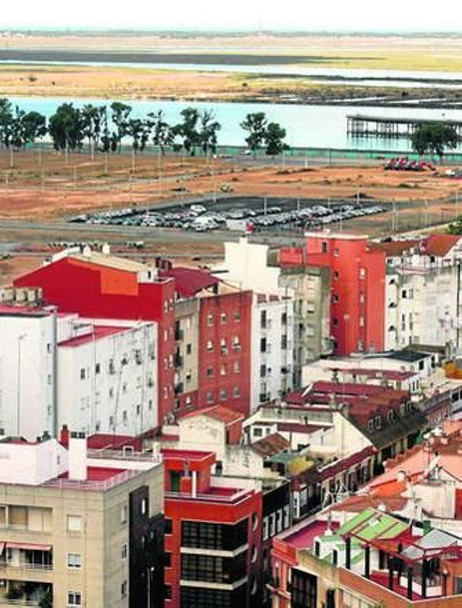 Edificios de la zona Centro de la capital. Al fondo, el Odiel.