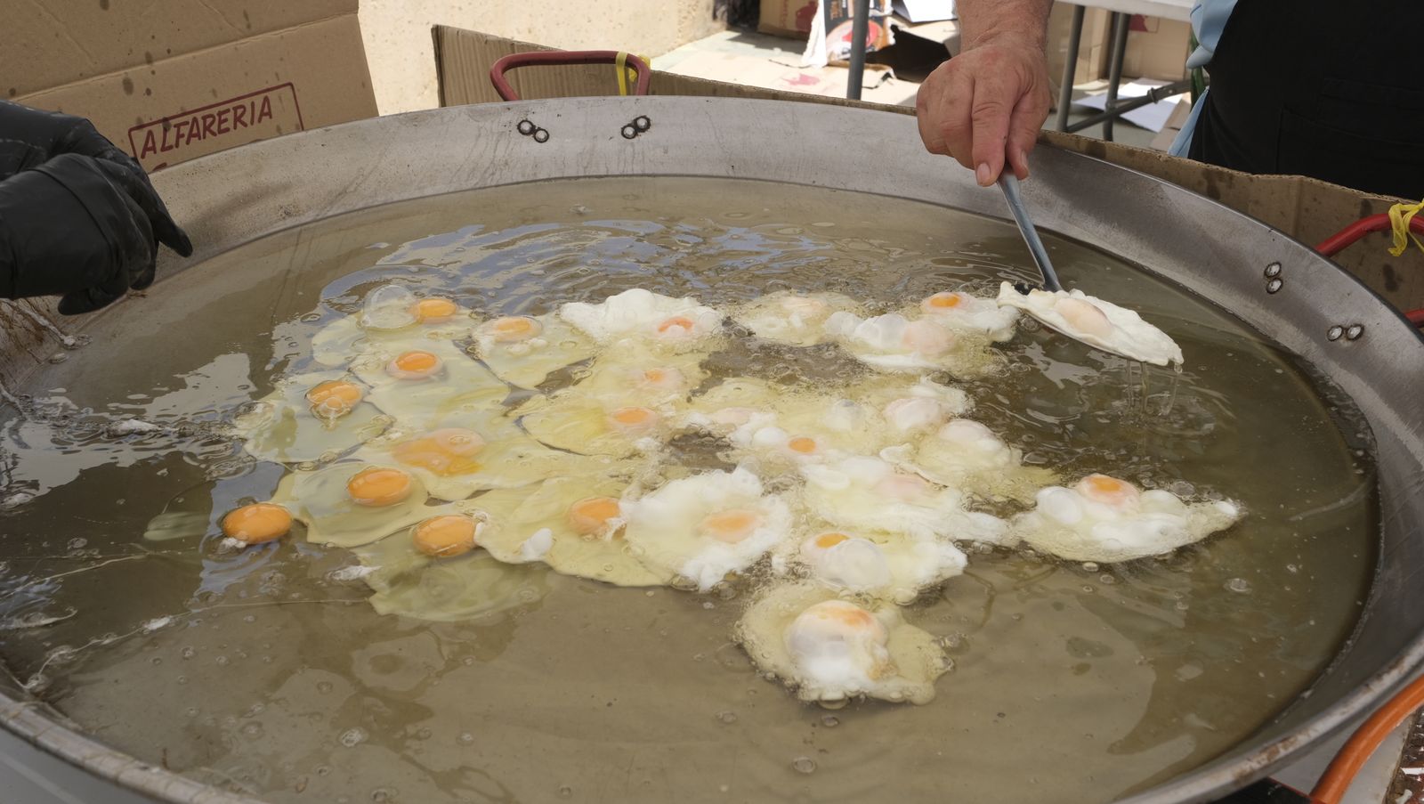 Imágenes de la degustación de huevos fritos con chorizo, en las Fiestas de Santa María del Águila