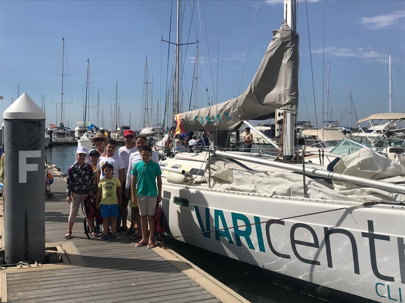 El equipo de vela Varicentro colabora con distintos colectivos sociales de la capital.
