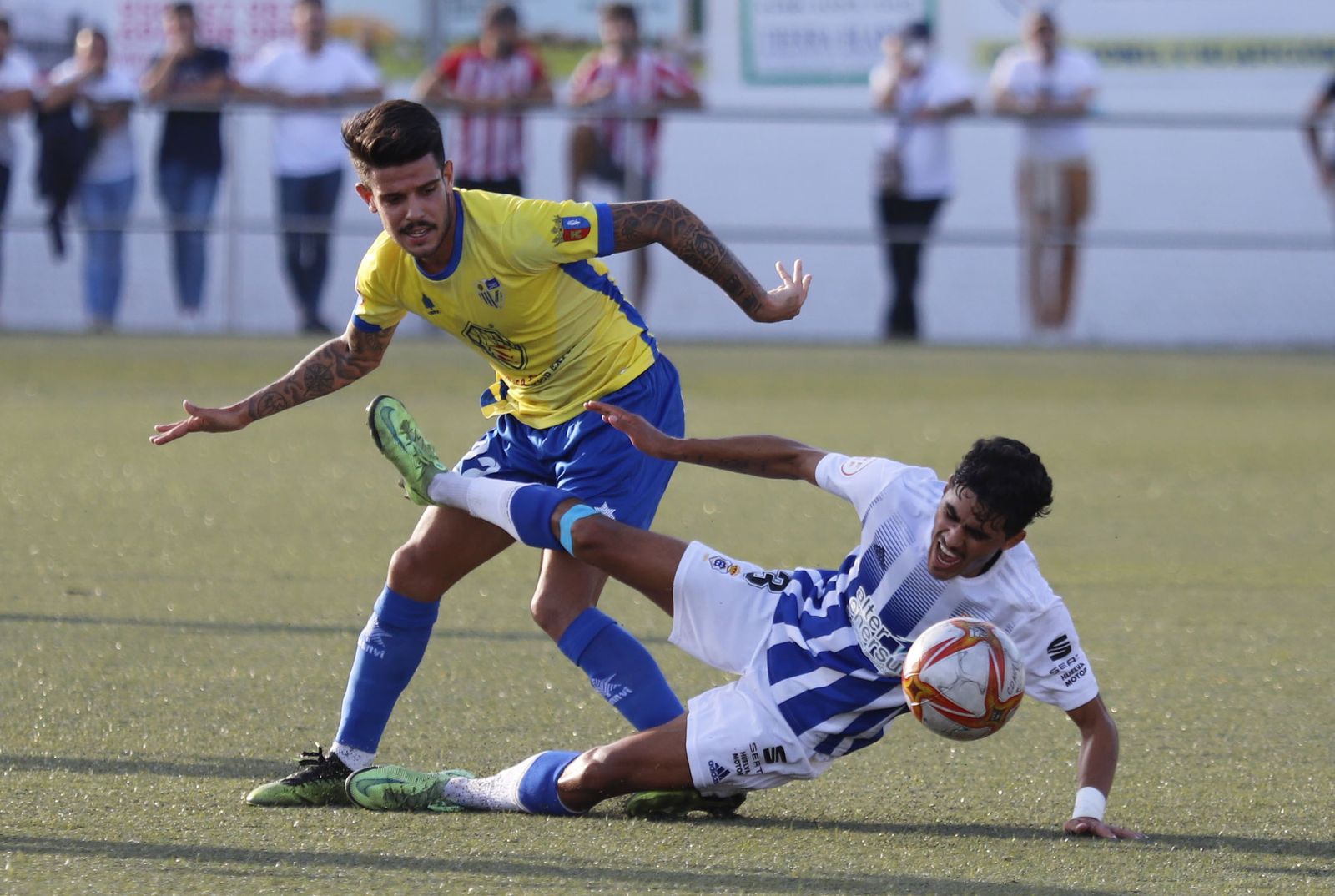Imágenes del encuentro entre el Conil y el Recreativo de Huelva