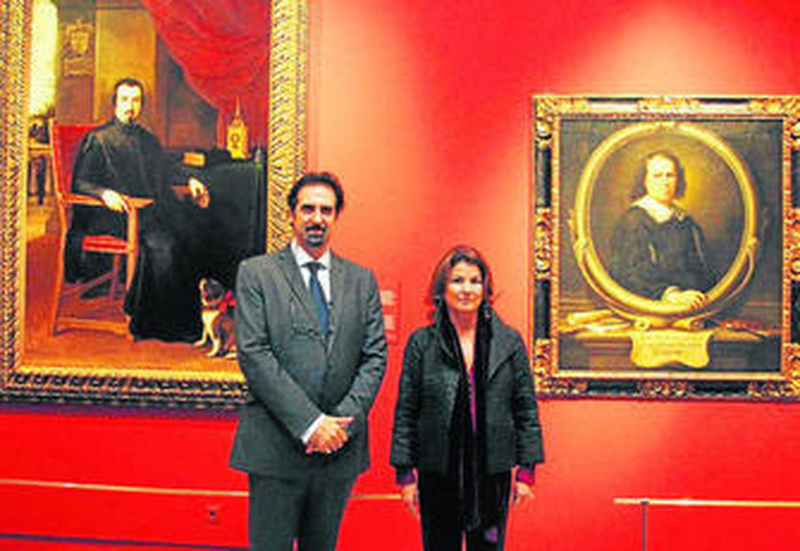 Finaldi y Anabel Morillo entre el 'Retrato de Justino de Neve' y el 'Autorretrato' de Murillo.