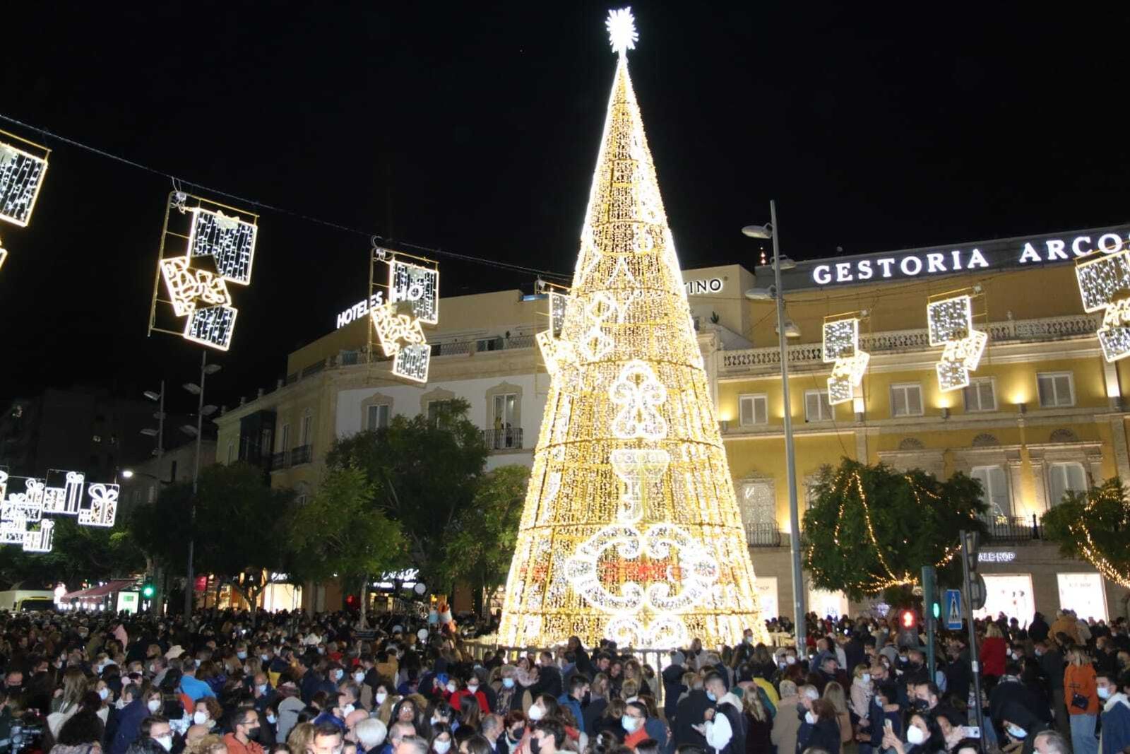Cientos de almerienses dieron la bienvenida a la Navidad.