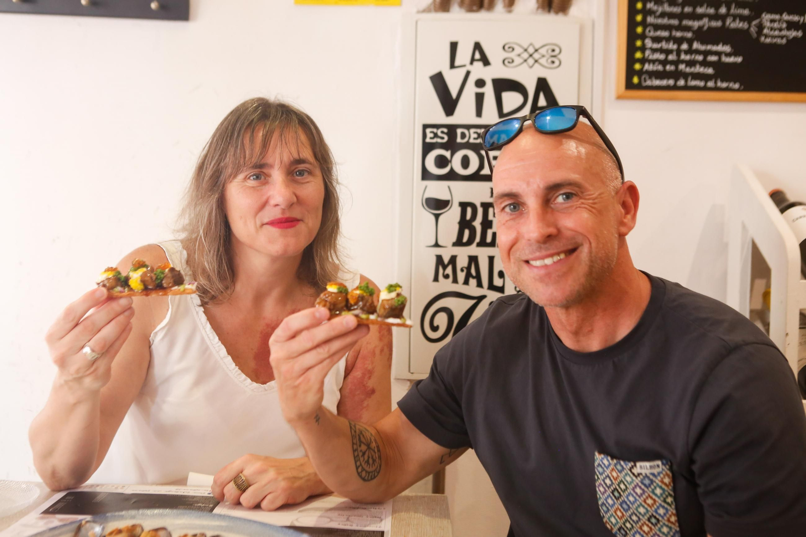 Dos comensales, disfrutando de la V Ruta del Atún de Algeciras.