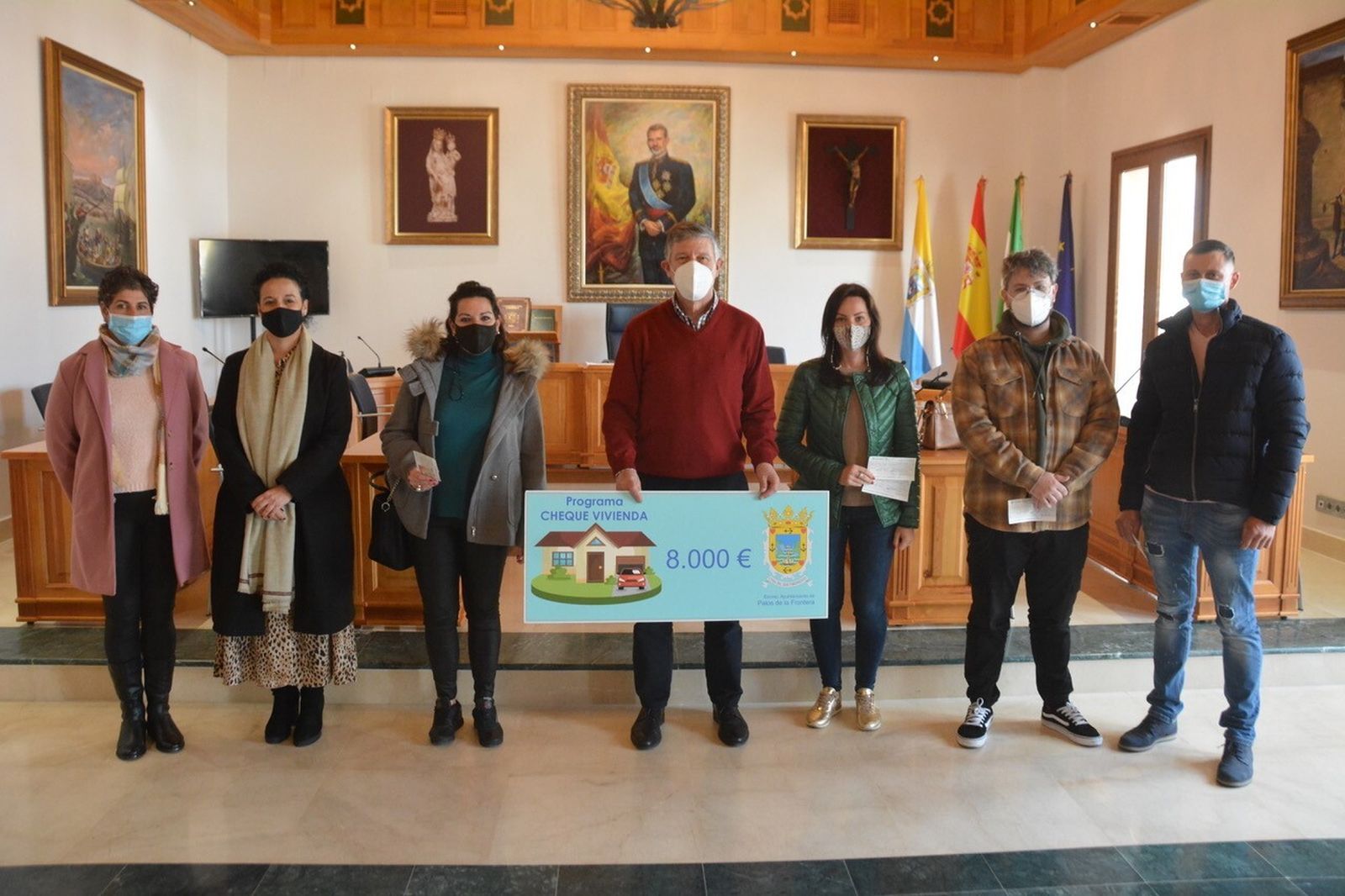 Carmelo Romero en la entrega de los cheques vivienda para jóvenes en el Ayuntamiento de Palos de la Frontera.