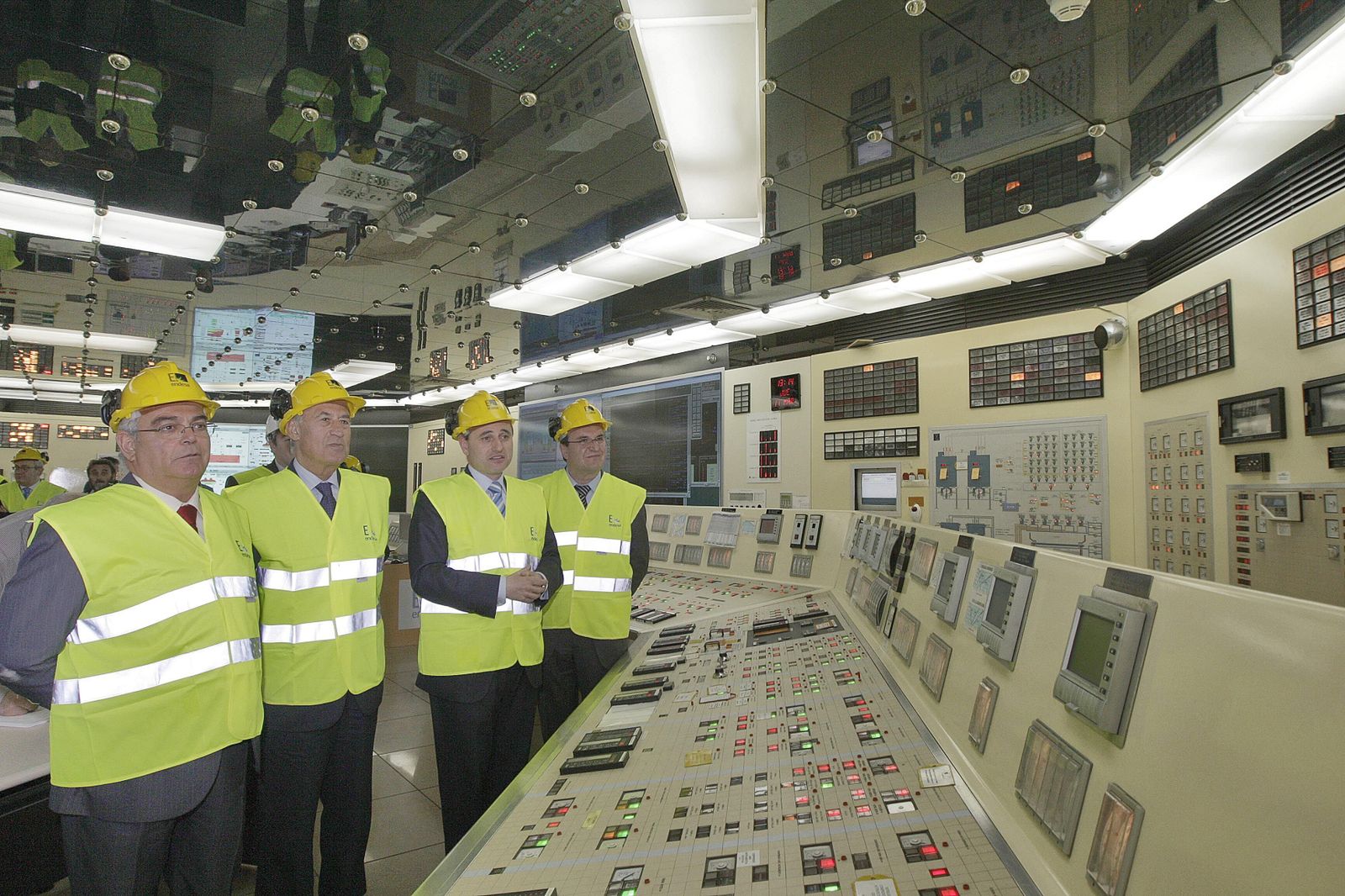 Imagen de la visita del subdelegado del Gobierno en Andalucía, Juan José López Garzón, a la Central Térmica de Carboneras (Almería).