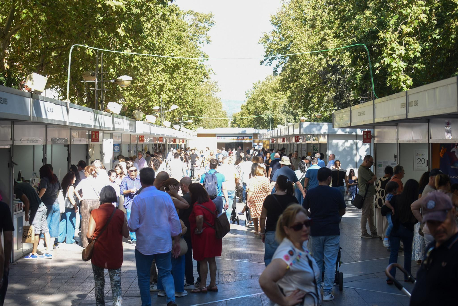El mejor ambiente de la Feria del Libro de Córdoba en una de sus grandes jornadas, en imágenes