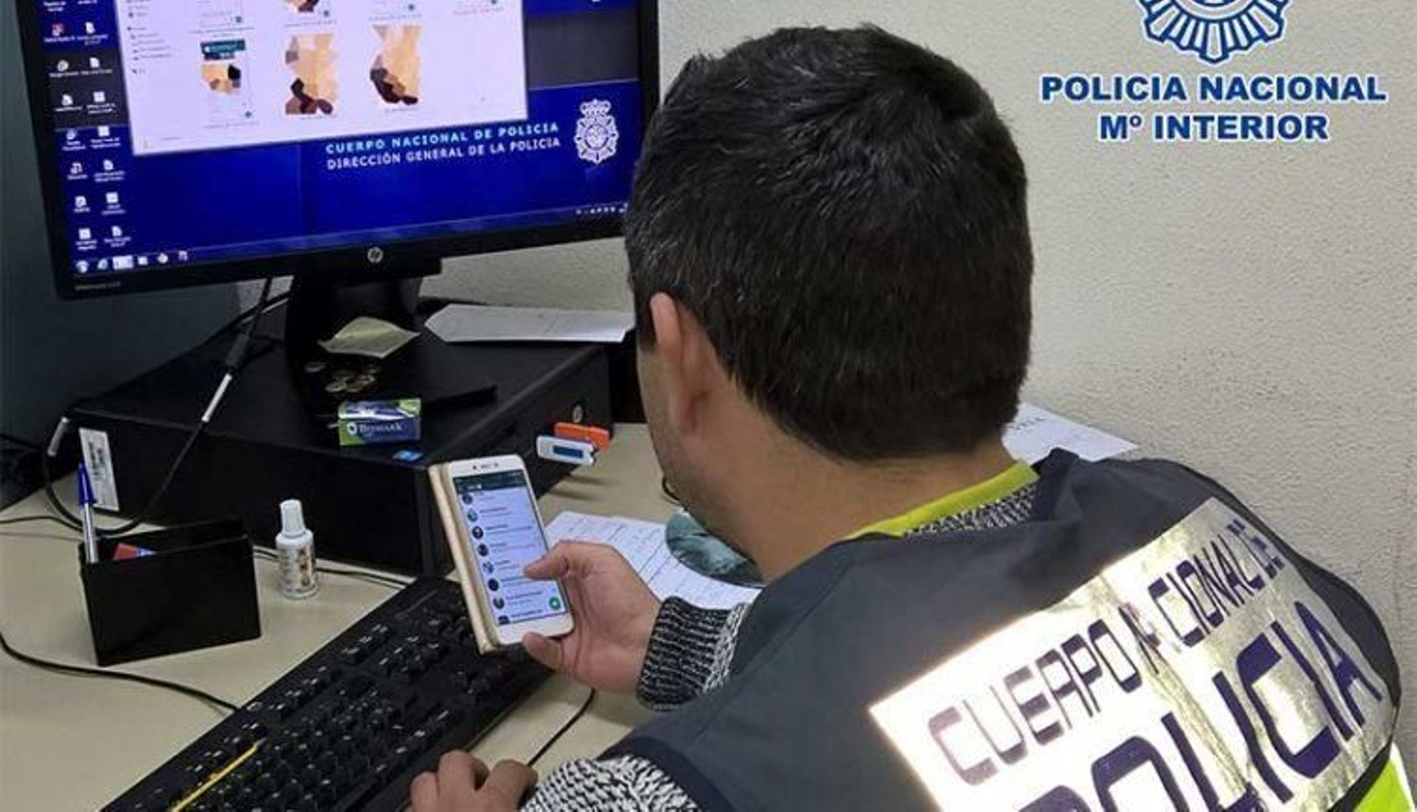 Un agente de la Policía Nacional hace un seguimiento de Whatsapp.