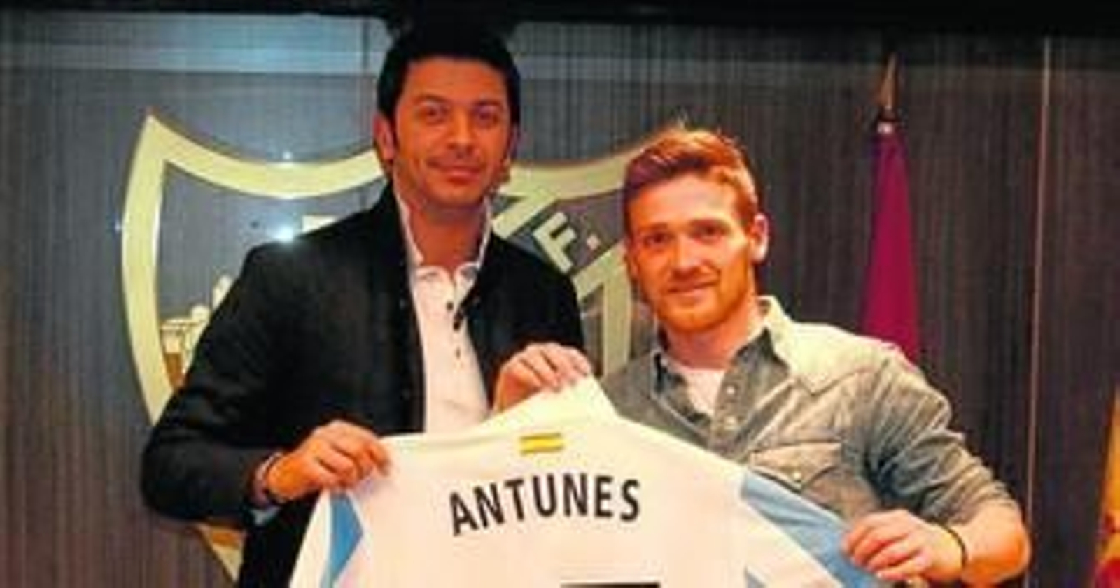 Antunes posa con la camiseta junto a Moayad Shatat.