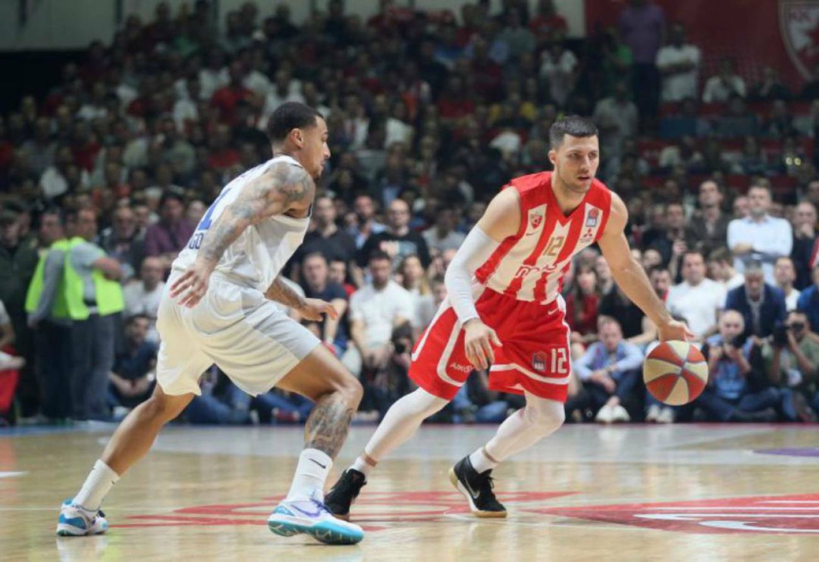 Edwin Jackson intenta detener a Billy Baron.