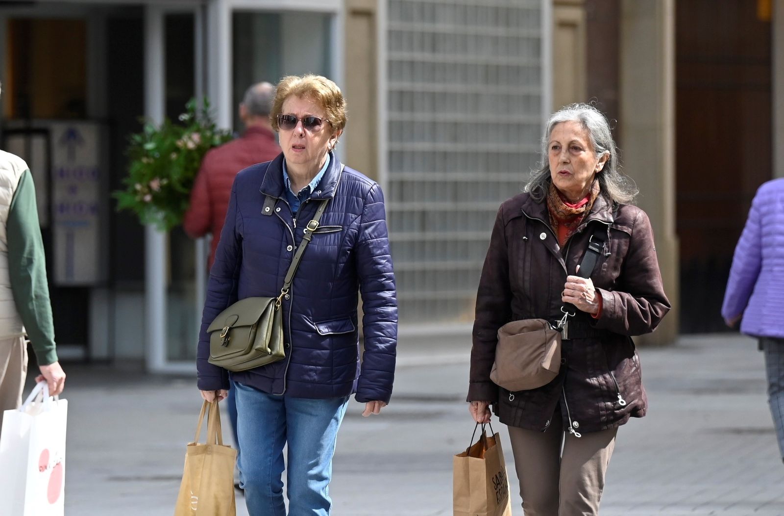 Los cordobeses aprovechan la tregua entre tormentas para salir a la calle, en imágenes